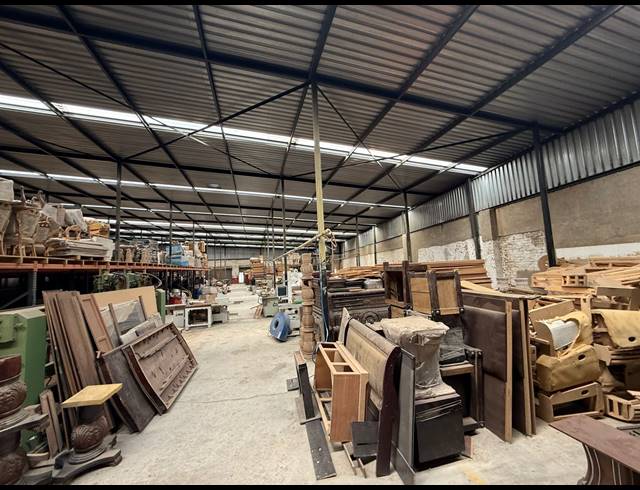 1,100M² WAREHOUSE TO LET IN INDUSTRIA WEST